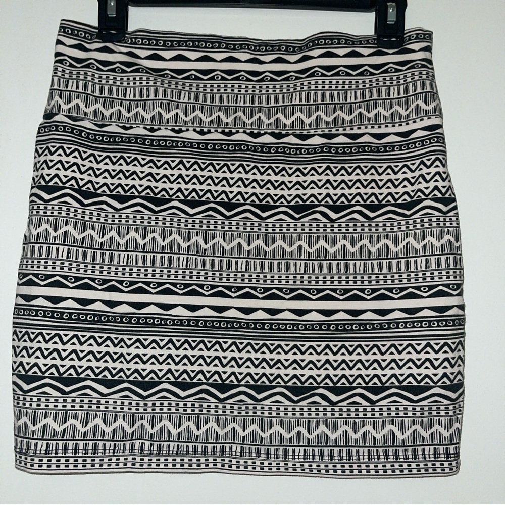 Women’s Charlotte Russe Pencil Short Skirt Size L Black White Tribal Pattern